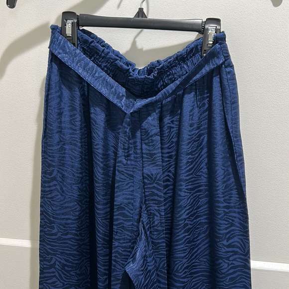 8hrs Sale! VS LUXE Lounge sleep set - Picture 6 of 11